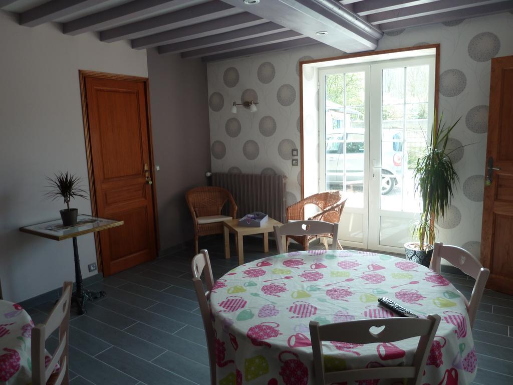 Bed and Breakfast Les Volets Bleus Saint-Martin-des-Entrees Екстер'єр фото